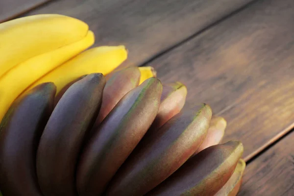 Bananas Roxas Amarelas Saborosas Mesa Madeira Close — Fotografia de Stock
