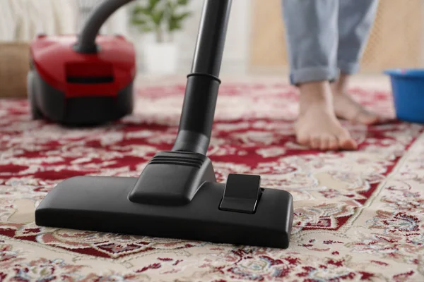 家庭で掃除機でカーペットを掃除する女性 閉じます テキストのスペース — ストック写真