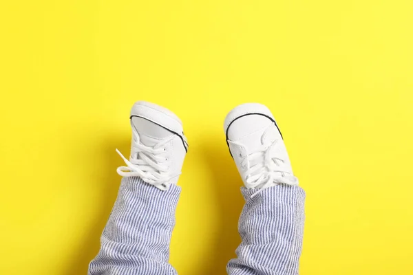 Μικρό Μωρό Κομψό Gumshoes Κίτρινο Φόντο Πάνω Άποψη Χώρος Για — Φωτογραφία Αρχείου