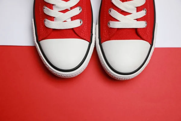 Par Zapatillas Clásicas Rojas Vieja Escuela Fondo Del Color Disposición —  Fotos de Stock