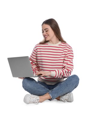 beyaz zemin üzerinde laptop ile mutlu bir kadın