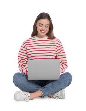 beyaz zemin üzerinde laptop ile mutlu bir kadın
