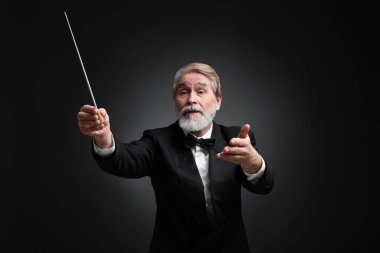 Siyah arkaplanda batonu olan profesyonel iletken