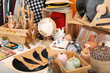 Beyaz masada bir sürü farklı şey var. Garaj satışı