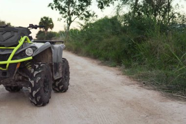 Modern hızlı dörtlü bisiklet açık havada.