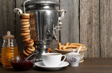 Tahta masada sıcak çay ve lezzetli halka şekilli Sushki (kuru simit) kompozisyonu, metin için boşluk