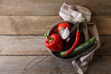 Ratouille için taze sebzeler ahşap masada kevaşe içinde, düz yerde. Metin için boşluk