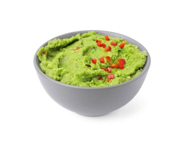 Bir kase lezzetli guacamole, beyaz üzerine izole edilmiş.