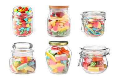 Beyaz arka planda lezzetli şekerli kavanozlar, kolaj tasarımı