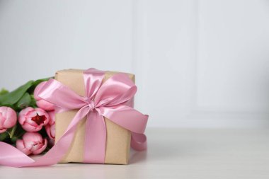 Yay ve pembe lale çiçekleriyle dolu güzel bir hediye kutusu.