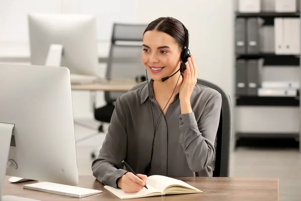 Hotline Betreiber Mit Headset Und Notebook Büro — Stockfoto