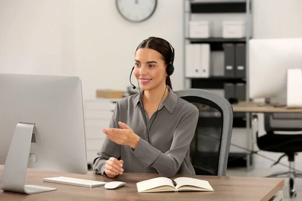 Operator Hotline Dengan Headset Yang Bekerja Pada Komputer Kantor — Stok Foto