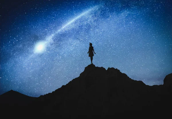 Σιλουέτα Της Γυναίκας Στα Βουνά Κάτω Από Έναστρο Ουρανό Νύχτα — Φωτογραφία Αρχείου
