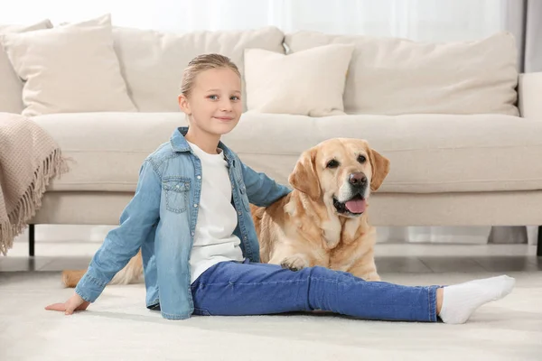 Nettes Kind Mit Ihrem Labrador Retriever Auf Dem Boden Hause — Stockfoto