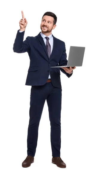 Przystojny Brodaty Biznesmen Garniturze Laptopem Wskazującym Coś Białym Tle — Zdjęcie stockowe