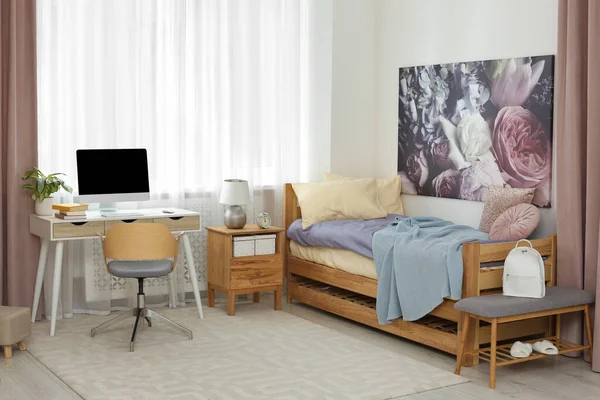 时髦的青少年房间 室内有电脑和舒适的床 — 图库照片