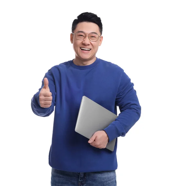 Счастливый Человек Ноутбуком Показывающим Большой Палец Вверх Белом Фоне — стоковое фото