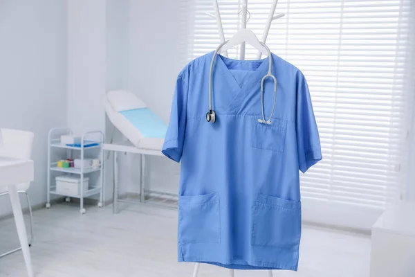 Uniforme Médical Bleu Stéthoscope Accroché Rack Clinique — Photo