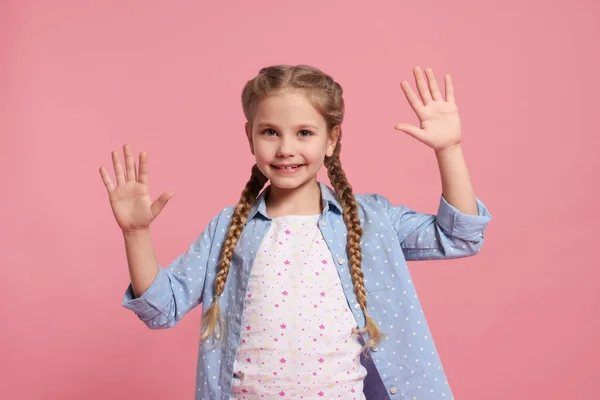 Glückliches Mädchen Gibt High Five Mit Beiden Händen Auf Rosa — Stockfoto