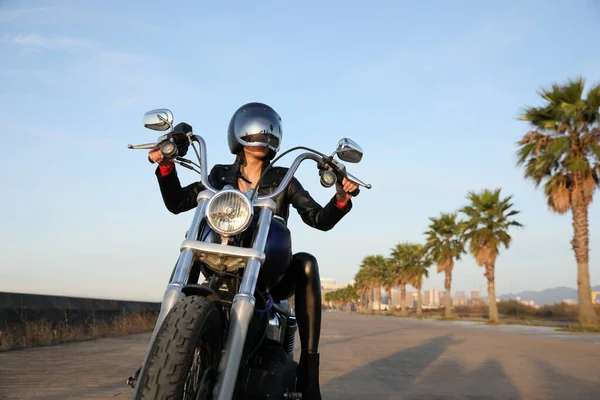Жінка Шоломі Їде Мотоциклі Сонячний День — стокове фото