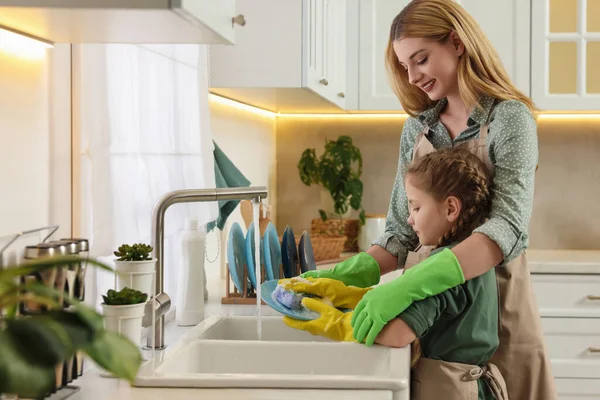 Matka Córka Rękawiczkach Ochronnych Płytka Myjąca Nad Zlewem Kuchni — Zdjęcie stockowe
