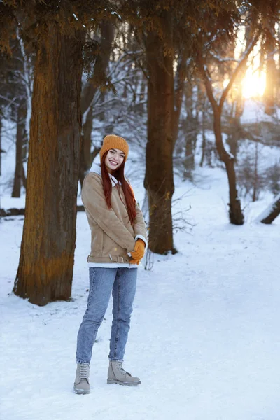 美丽的年轻女子在户外享受冬日 — 图库照片