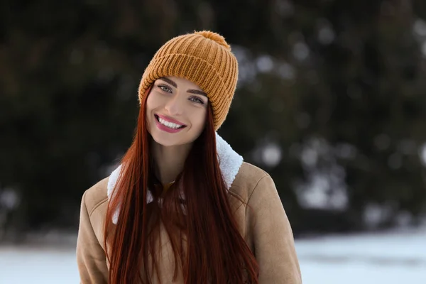 Портрет Красивой Молодой Женщины Зимний День Открытом Воздухе — стоковое фото