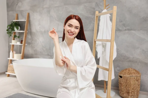 Gyönyörű Fiatal Alkalmazása Testápoló Könyök Fürdőszobában — Stock Fotó