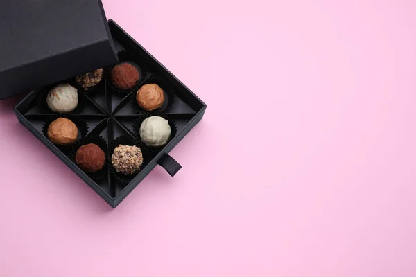 Box Tasty Chocolate Candies Pink Background Top View Space Text — 스톡 사진