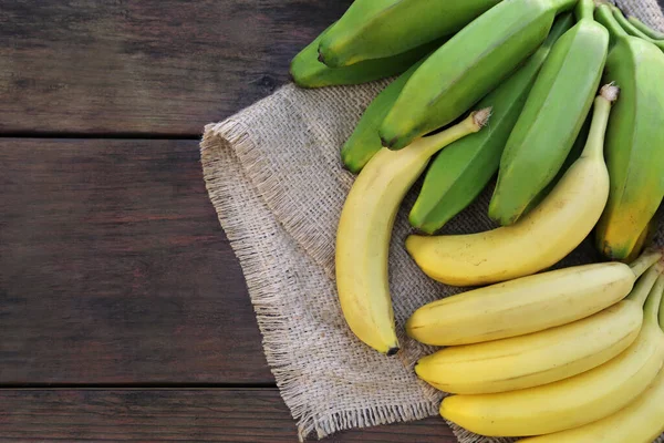Diferentes Tipos Bananas Mesa Madeira Flat Lay Espaço Para Texto — Fotografia de Stock