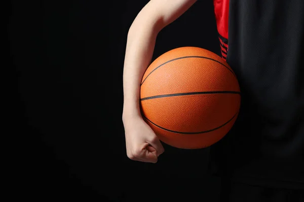 Fiú Kosárlabdával Fekete Háttérrel Közelről Szöveg Helye — Stock Fotó
