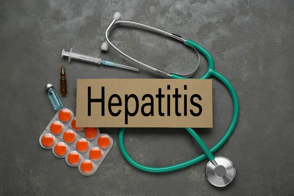 Papelão Com Palavra Hepatite Suprimentos Médicos Mesa Cinza Flat Lay — Fotografia de Stock