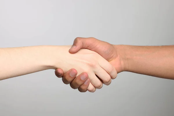 Διεθνείς Σχέσεις Άνθρωποι Σφίγγουν Χέρια Ανοιχτό Γκρι Φόντο Κοντινό Πλάνο — Φωτογραφία Αρχείου
