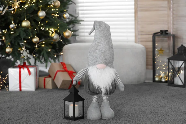 Mignon Gnome Scandinave Avec Bougeoir Lanterne Près Arbre Noël Sur — Photo