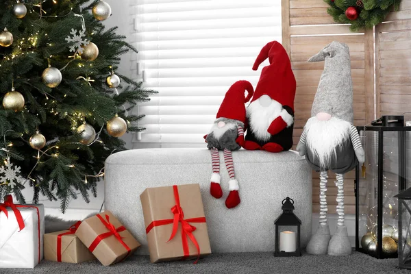 Χαριτωμένο Σκανδιναβικές Gnomes Χριστουγεννιάτικο Δέντρο Και Κουτιά Δώρων Στο Δωμάτιο — Φωτογραφία Αρχείου