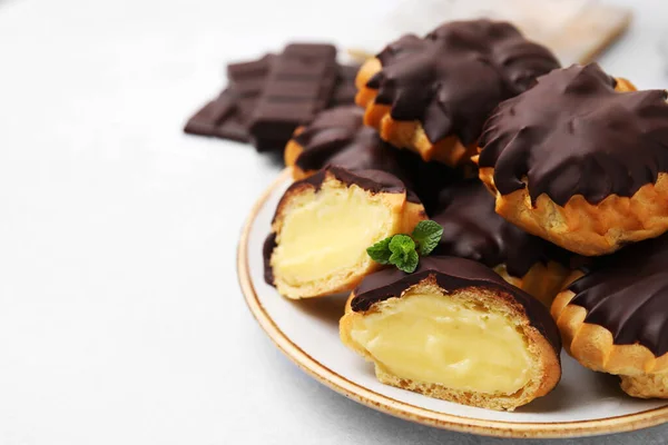 Deliciosos Profiteroles Con Chocolate Untado Crema Sobre Mesa Blanca Primer —  Fotos de Stock