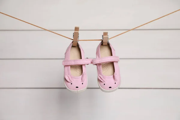 Rosa Zapatos Bebé Secado Línea Lavado Contra Pared Blanca —  Fotos de Stock