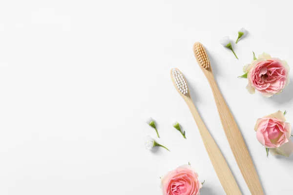 Flache Komposition Mit Zahnbürsten Und Blumen Auf Weißem Hintergrund Raum — Stockfoto