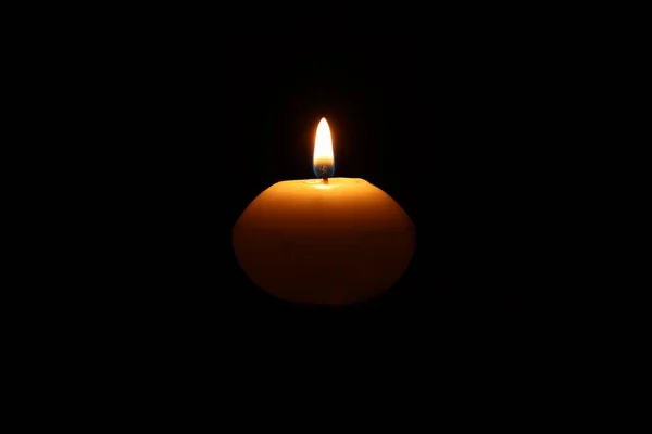 Ένα Κερί Που Καίγεται Μαύρο Φόντο — Φωτογραφία Αρχείου