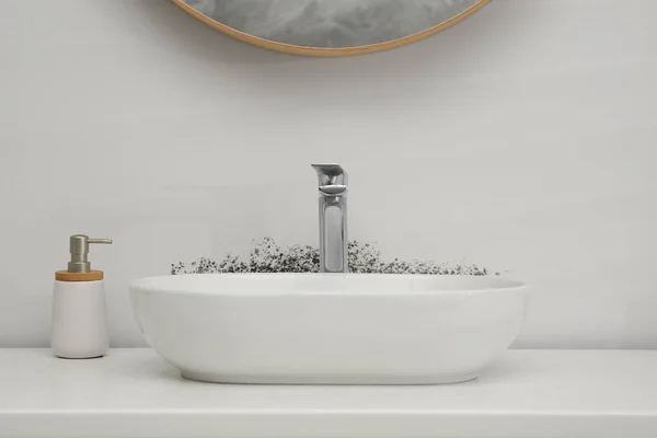 白墙受霉菌影响 浴室里的白色洗脸盆和肥皂分配器 — 图库照片
