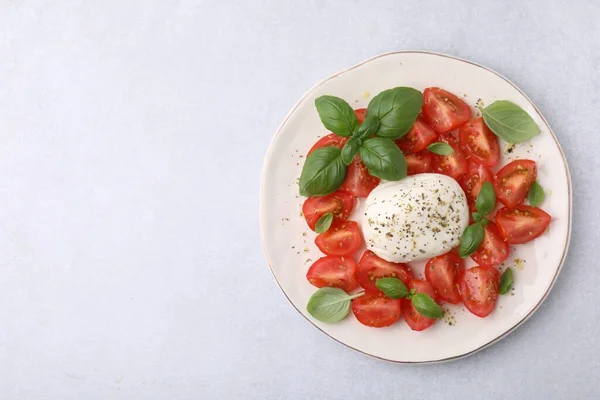 Salade Savoureuse Caprese Avec Mozarella Tomates Basilic Sur Table Lumineuse — Photo