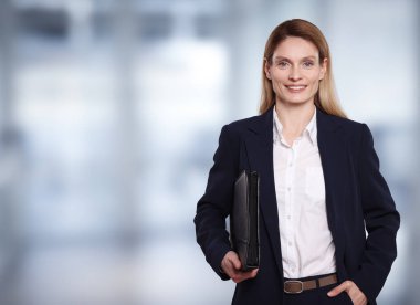 Ofisinde deri portföyü olan güzel bir emlakçı.