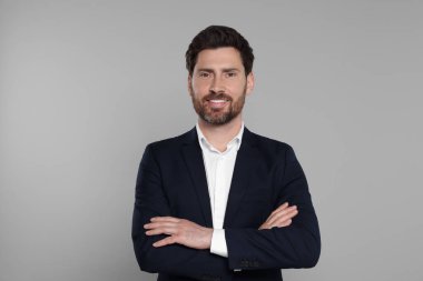 Gri arka planda mutlu emlakçılar