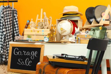 Birçok farklı şeyin yakınında karatahtaya yazılan Garaj İndirimi