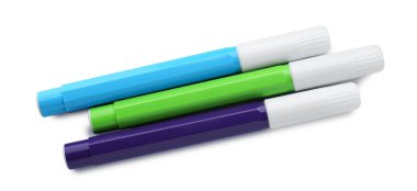 Beyaz arkaplan ve üst görünümde farklı renkli işaretler