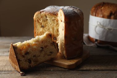 Tahta masadaki kuru üzümlü leziz Panettone pastası. Geleneksel İtalyan pastası