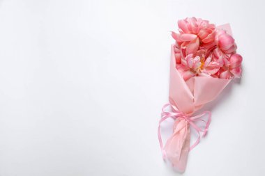 Beyaz arka planda pembe şakayıklardan oluşan güzel bir buket.