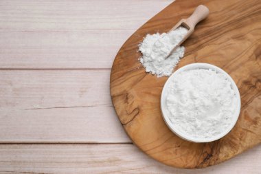 Ahşap masa, üst manzara, kolalı kase ve kepçe. Metin için boşluk