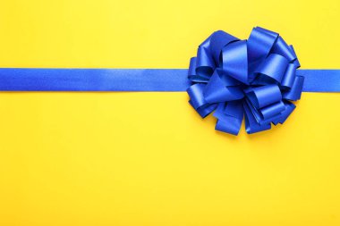 Sarı arka planda mavi kurdeleli, üst manzaralı. Metin için boşluk