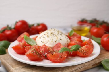 Mozarella, domates ve fesleğenli Caprese salatası.